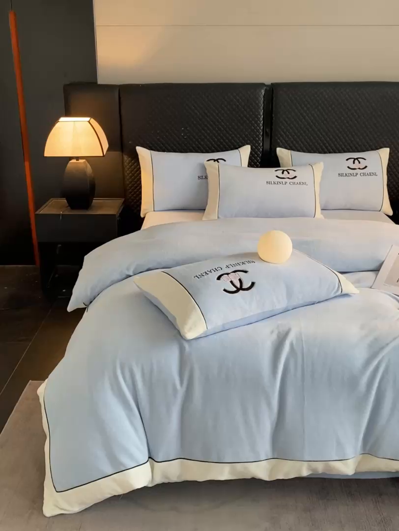 91家纺网 家纺一手货源 找家纺 绒世界 2025秋冬小香风香奈系列牛奶绒四件套 秋波蓝