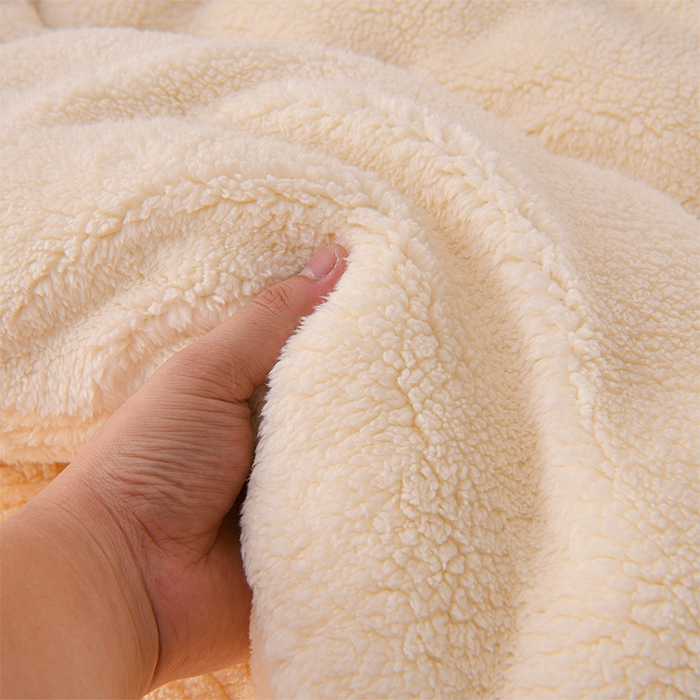 91家纺网 家纺一手货源 找家纺 预言家纺 2025新款提花双面绒冬被系列 双面绒米黄