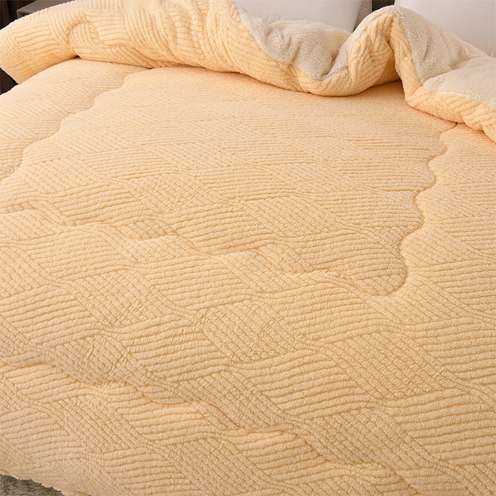 91家纺网 家纺一手货源 找家纺 预言家纺 2025新款提花双面绒冬被系列 双面绒米黄