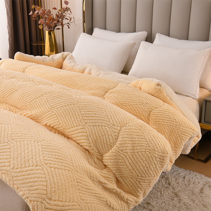 91家纺网 家纺一手货源 找家纺 预言家纺 2025新款提花双面绒冬被系列 双面绒米黄