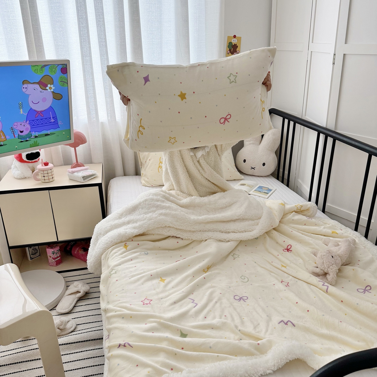 91家纺网 家纺一手货源 找家纺 航途席业 2025新款200g牛奶绒羊羔绒毛毯 彩色波点