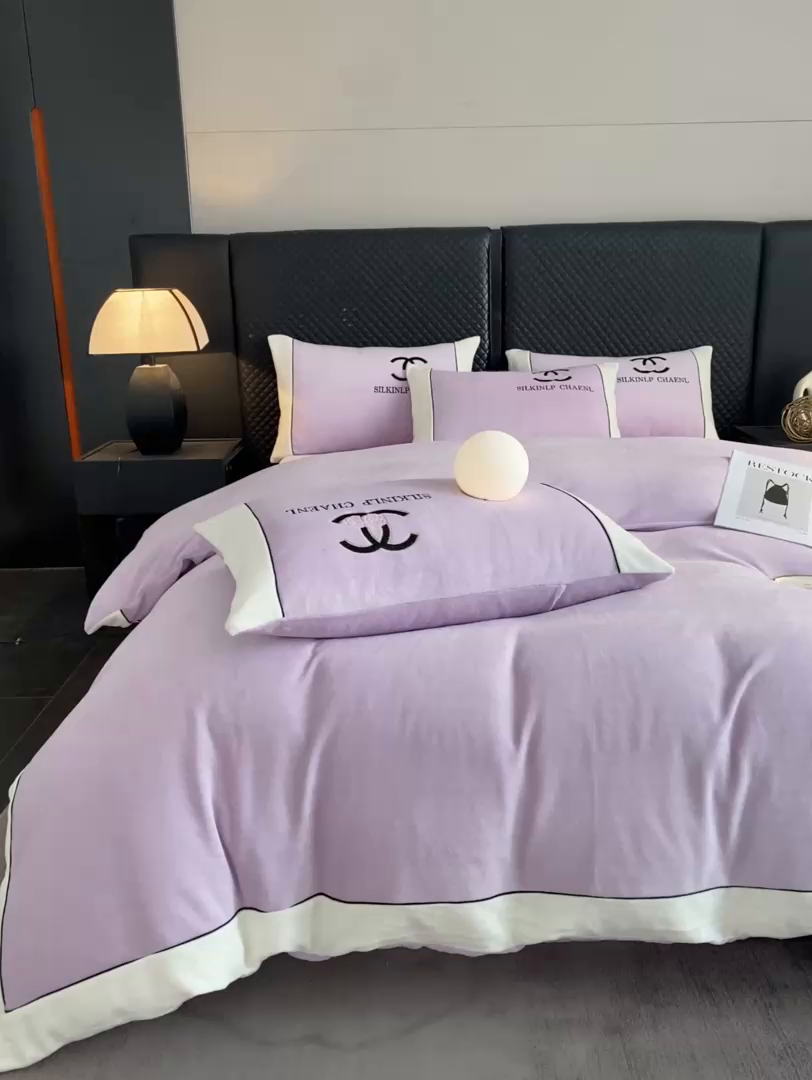 91家纺网 家纺一手货源 找家纺 绒世界 2025秋冬小香风香奈系列牛奶绒四件套 薰衣紫