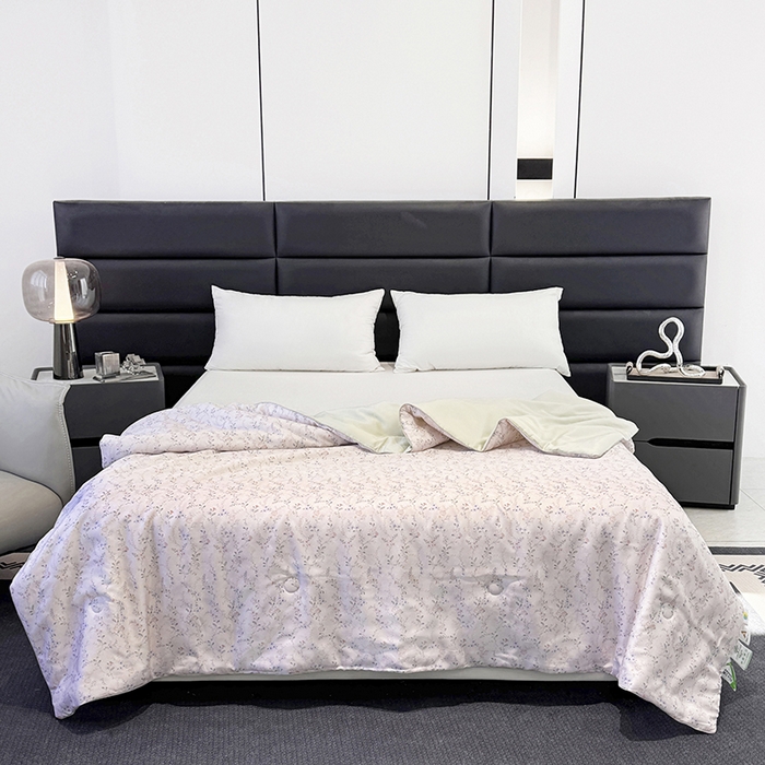 91家纺网 家纺一手货源 找家纺 梵克保罗 2025春夏新品莱赛尔天丝数码印花嵌绳单夏被 浅知