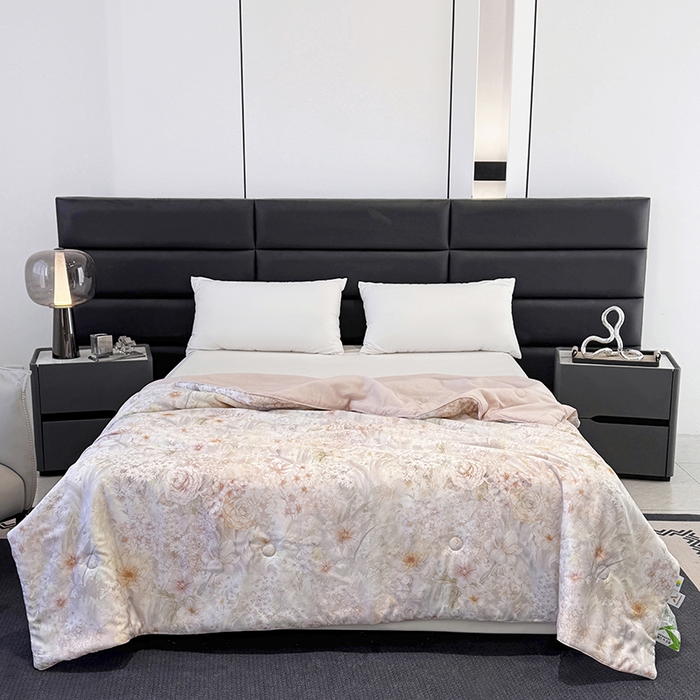 91家纺网 家纺一手货源 找家纺 （总）梵克保罗 2025春夏新品莱赛尔天丝数码印花嵌绳单夏被