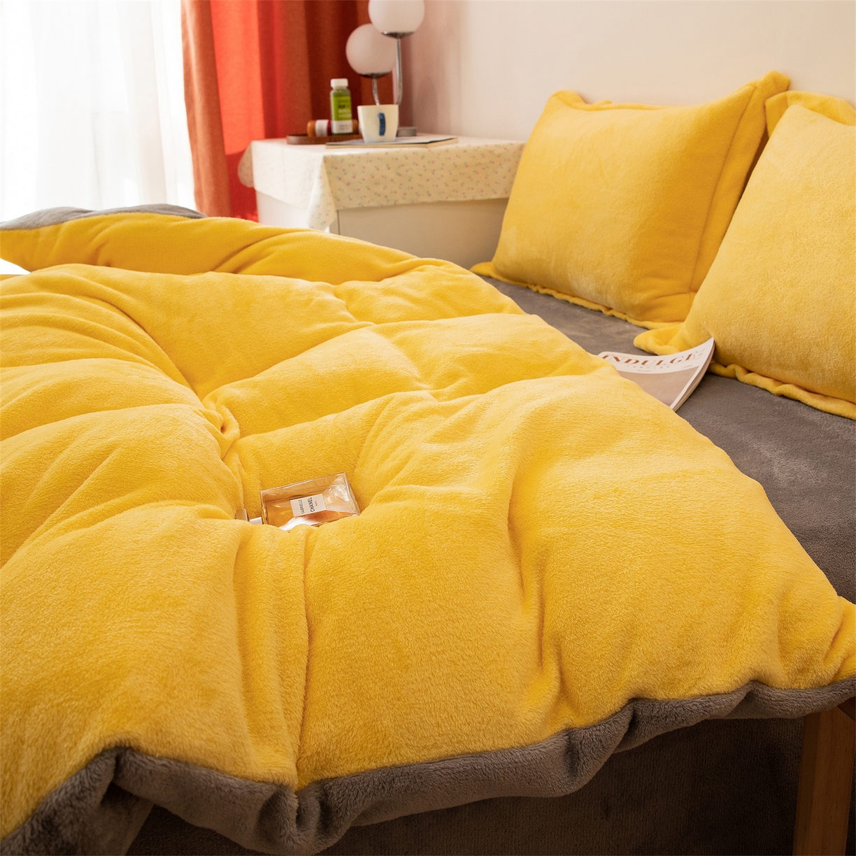 91家纺网 家纺一手货源 找家纺 兰紫橙家纺 2025新款双面绒纯色双拼牛奶绒四件套 鹅黄+浅灰