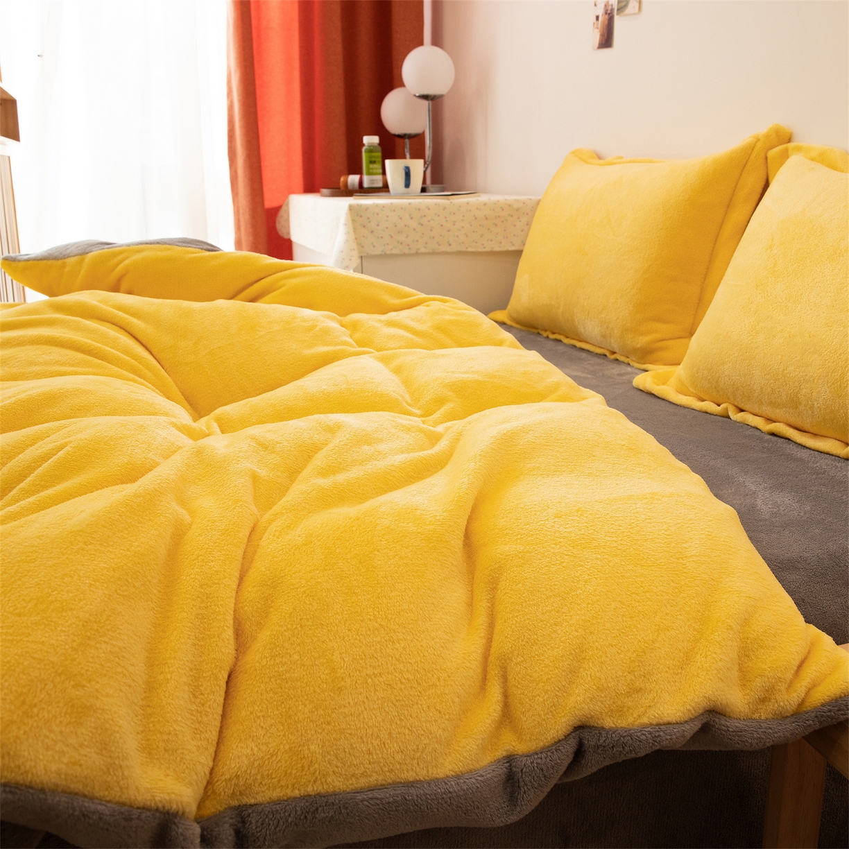 91家纺网 家纺一手货源 找家纺 兰紫橙家纺 2025新款双面绒纯色双拼牛奶绒四件套 鹅黄+浅灰