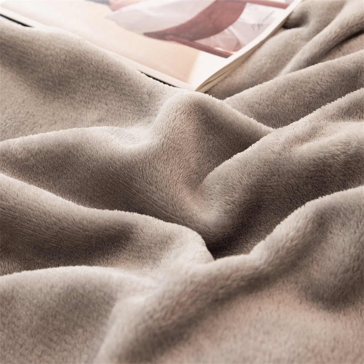 91家纺网 家纺一手货源 找家纺 兰紫橙家纺 2025新款双面绒纯色双拼牛奶绒四件套 鹅黄+浅灰