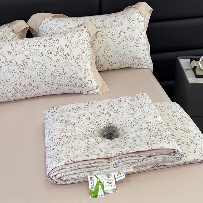 91家纺网 家纺一手货源 找家纺 梵克保罗 2025春夏新品莱赛尔天丝数码印花嵌绳单夏被 吟禾暮