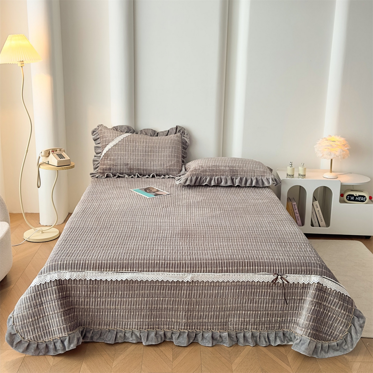 91家纺网 家纺一手货源 找家纺 （总）恒爱家纺 2025新款牛奶绒夹棉花边床盖系列三件套