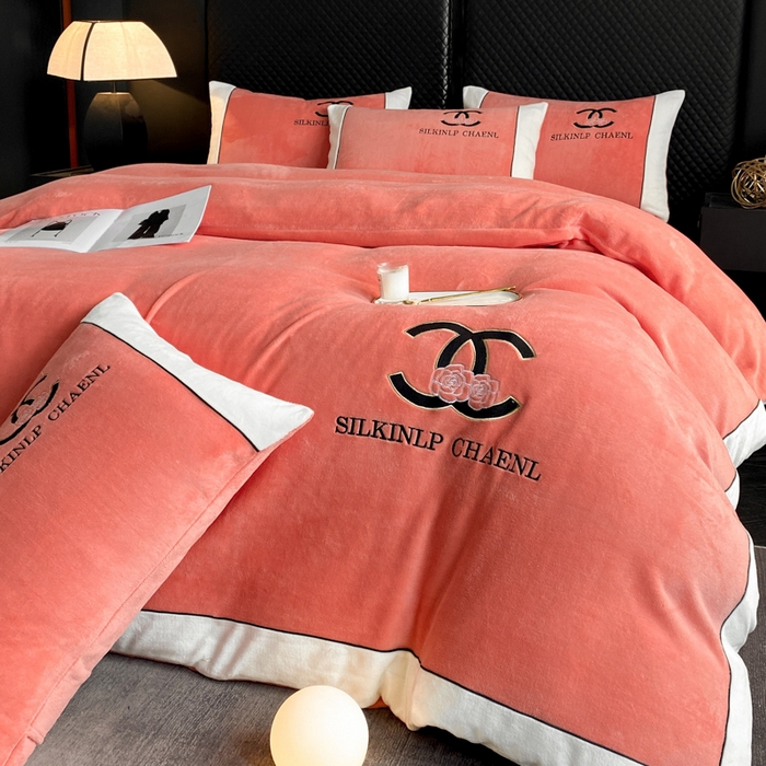 91家纺网 家纺一手货源 找家纺 （总）绒世界 2025秋冬小香风香奈系列牛奶绒四件套