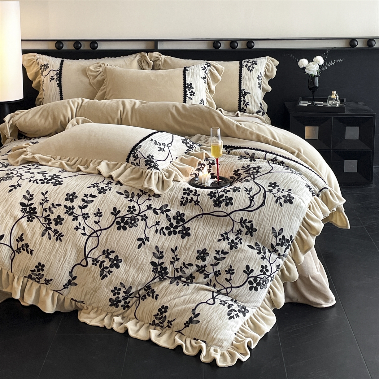 91家纺网 家纺一手货源 找家纺 慕木家纺 2025新款A类高克重高端雕花烂花AB版工艺款拼接四件套绮梦系列(直播热款) 漫朔花藤