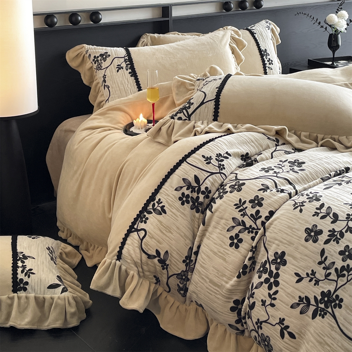 91家纺网 家纺一手货源 找家纺 慕木家纺 2025新款A类高克重高端雕花烂花AB版工艺款拼接四件套绮梦系列(直播热款) 漫朔花藤