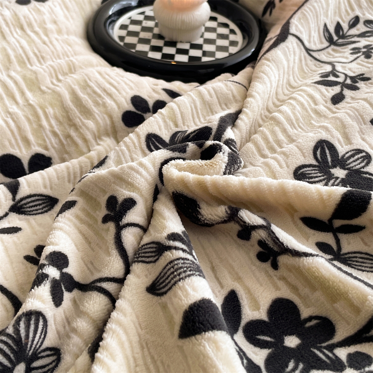 91家纺网 家纺一手货源 找家纺 慕木家纺 2025新款A类高克重高端雕花烂花AB版工艺款拼接四件套绮梦系列(直播热款) 漫朔花藤