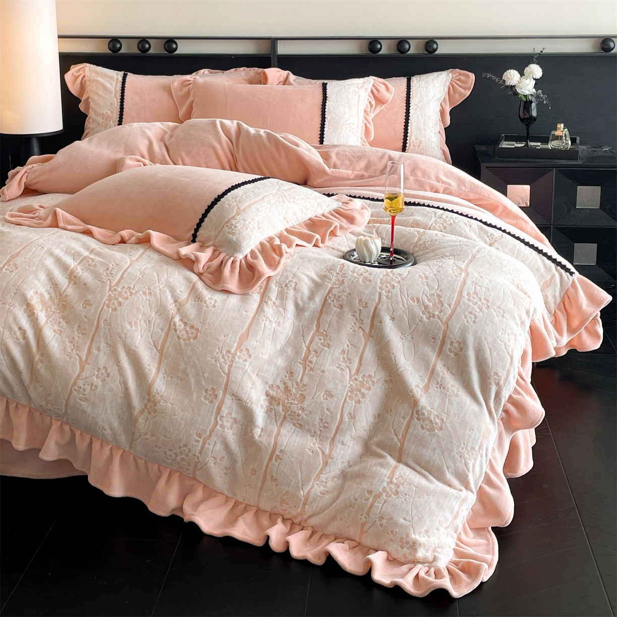 91家纺网 家纺一手货源 找家纺 慕木家纺 2025新款A类高克重高端雕花烂花AB版工艺款拼接四件套绮梦系列(直播热款) 浅梦絮语-粉