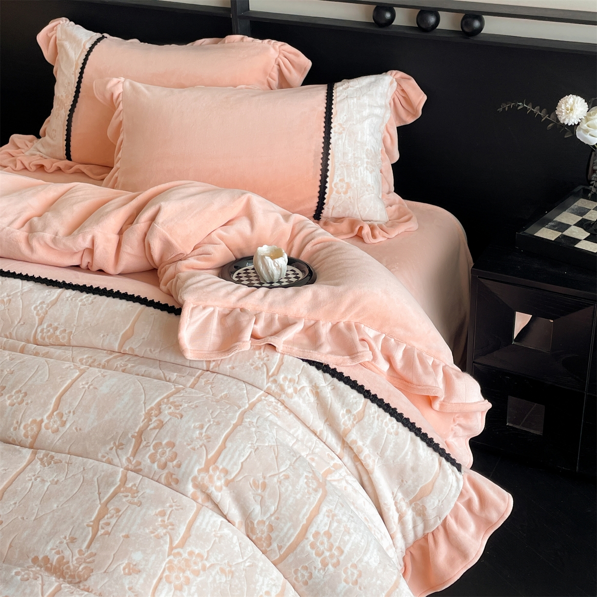 91家纺网 家纺一手货源 找家纺 慕木家纺 2025新款A类高克重高端雕花烂花AB版工艺款拼接四件套绮梦系列(直播热款) 浅梦絮语-粉