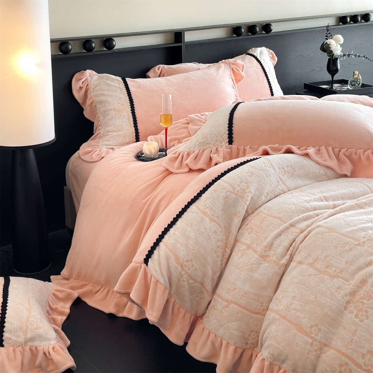 91家纺网 家纺一手货源 找家纺 慕木家纺 2025新款A类高克重高端雕花烂花AB版工艺款拼接四件套绮梦系列(直播热款) 浅梦絮语-粉