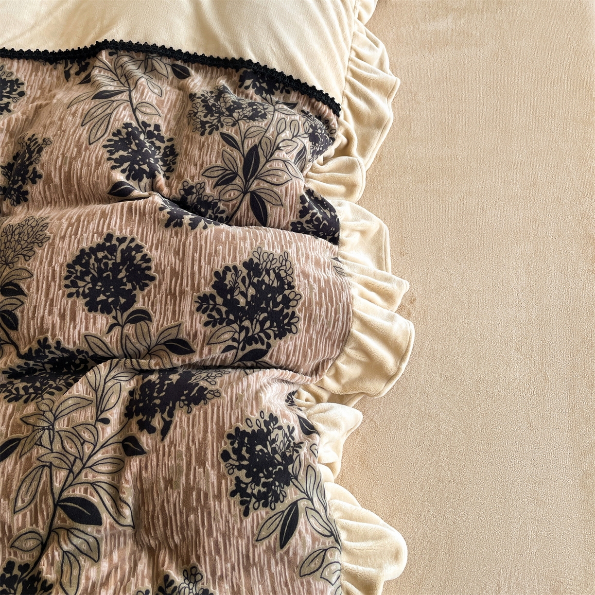 91家纺网 家纺一手货源 找家纺 慕木家纺 2025新款A类高克重高端雕花烂花AB版工艺款拼接四件套绮梦系列(直播热款) 花蔓韵