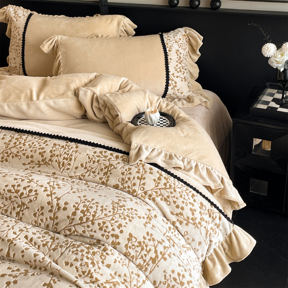 91家纺网 家纺一手货源 找家纺 慕木家纺 2025新款A类高克重高端雕花烂花AB版工艺款拼接四件套绮梦系列(直播热款) 繁花枝影-咖