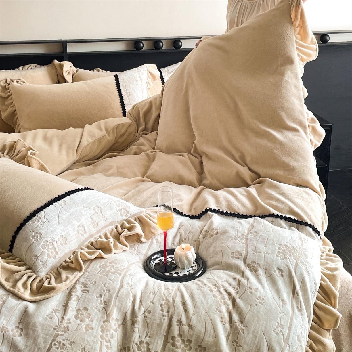 91家纺网 家纺一手货源 找家纺 慕木家纺 2025新款A类高克重高端雕花烂花AB版工艺款拼接四件套绮梦系列(直播热款) 浅梦絮语-咖