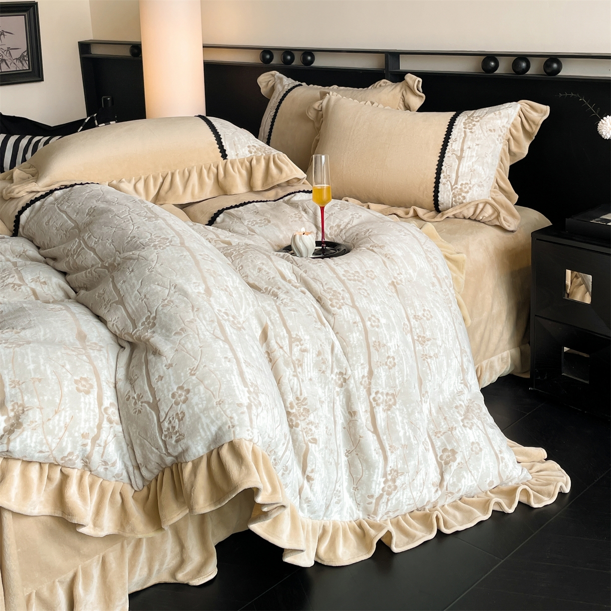 91家纺网 家纺一手货源 找家纺 慕木家纺 2025新款A类高克重高端雕花烂花AB版工艺款拼接四件套绮梦系列(直播热款) 浅梦絮语-咖