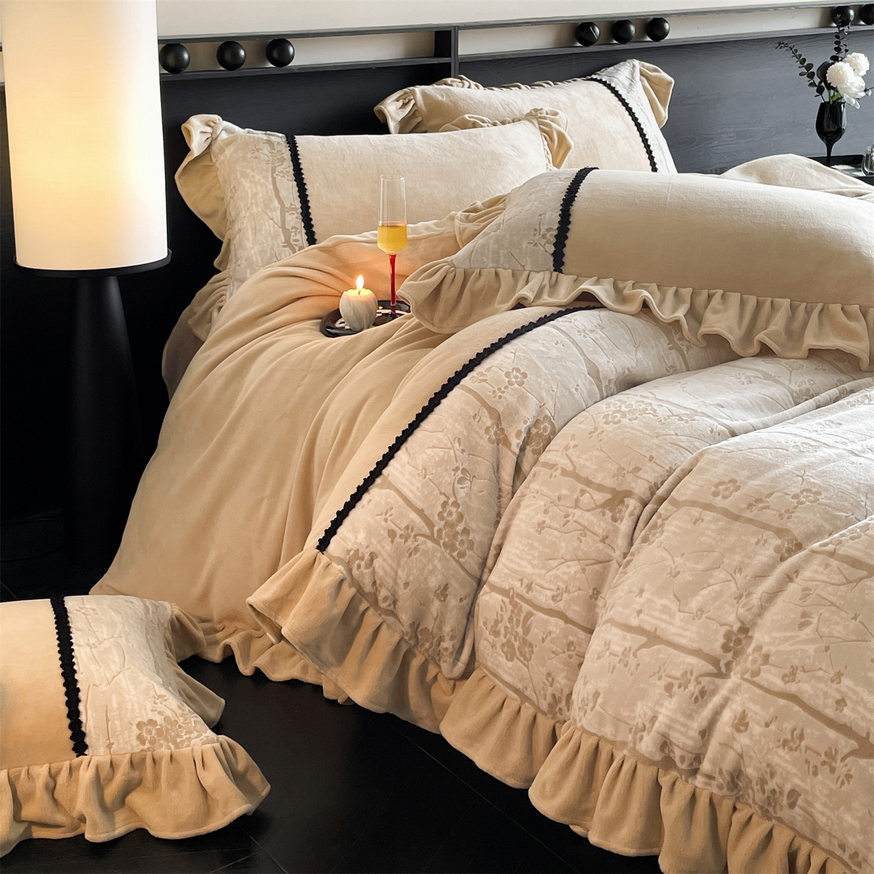 91家纺网 家纺一手货源 找家纺 慕木家纺 2025新款A类高克重高端雕花烂花AB版工艺款拼接四件套绮梦系列(直播热款) 浅梦絮语-咖