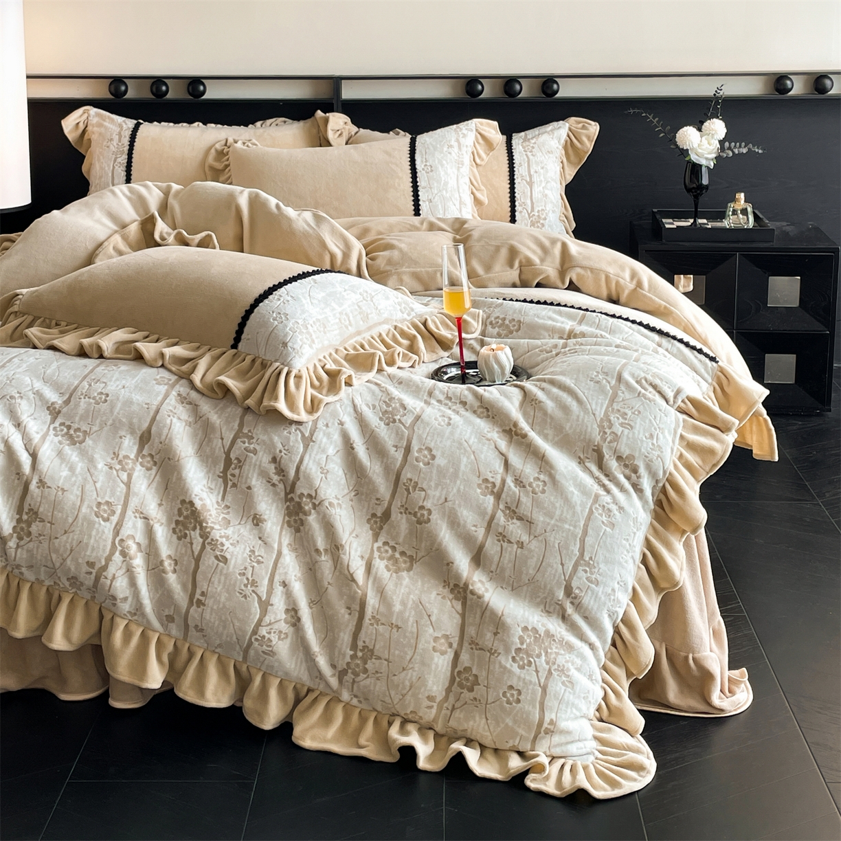 91家纺网 家纺一手货源 找家纺 慕木家纺 2025新款A类高克重高端雕花烂花AB版工艺款拼接四件套绮梦系列(直播热款) 浅梦絮语-咖