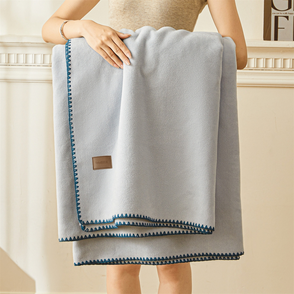 91家纺网 家纺一手货源 找家纺 雯豆家纺 2025新款獭獭绒毛毯双层加厚纯色毯子高档高克重盖毯 克莱因蓝