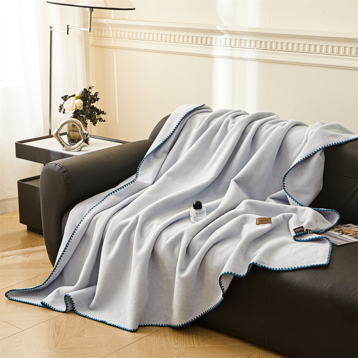 91家纺网 家纺一手货源 找家纺 雯豆家纺 2025新款獭獭绒毛毯双层加厚纯色毯子高档高克重盖毯 克莱因蓝