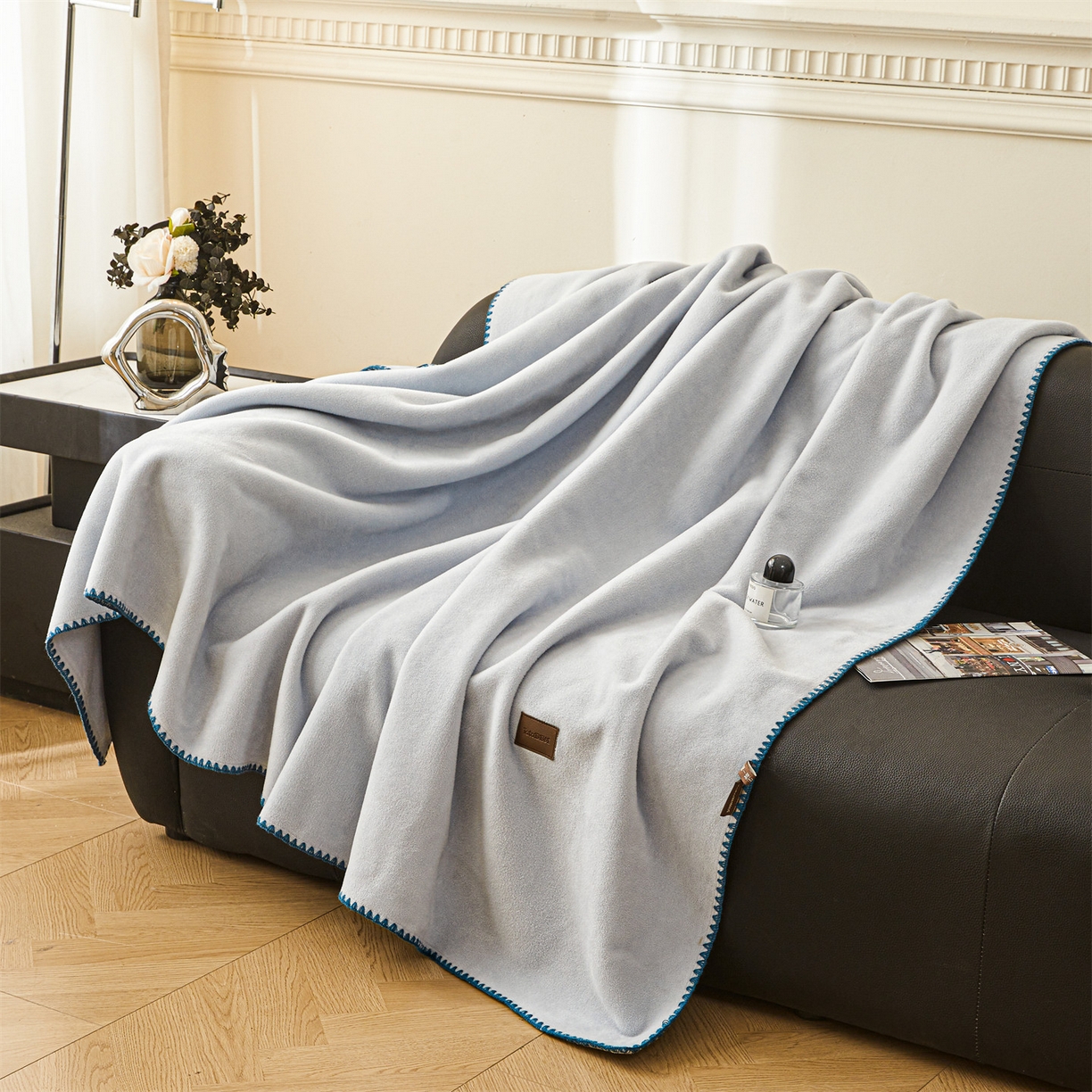 91家纺网 家纺一手货源 找家纺 雯豆家纺 2025新款獭獭绒毛毯双层加厚纯色毯子高档高克重盖毯 克莱因蓝