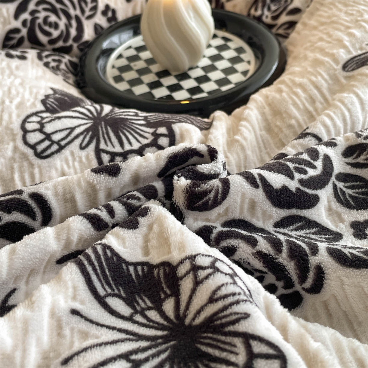 91家纺网 家纺一手货源 找家纺 慕木家纺 2025新款A类高克重高端雕花烂花AB版工艺款拼接四件套绮梦系列(直播热款) 墨韵蝶香