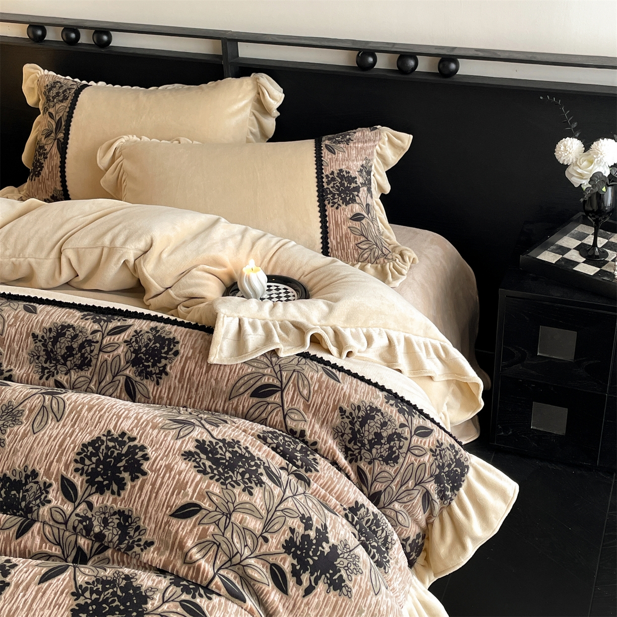 91家纺网 家纺一手货源 找家纺 慕木家纺 2025新款A类高克重高端雕花烂花AB版工艺款拼接四件套绮梦系列(直播热款) 花蔓韵