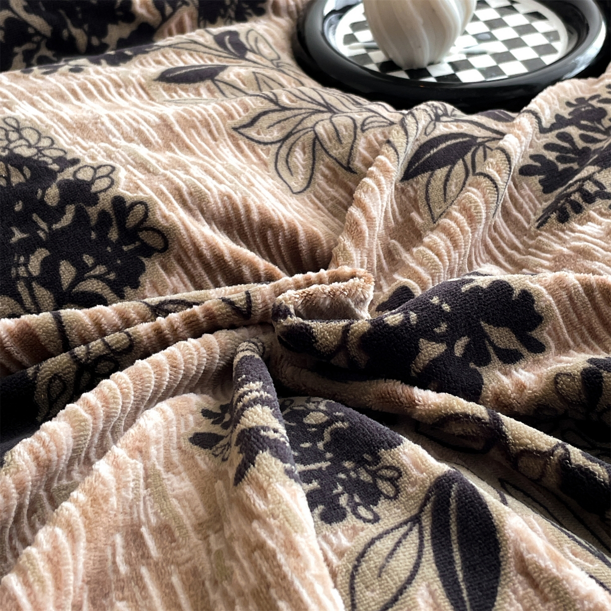 91家纺网 家纺一手货源 找家纺 慕木家纺 2025新款A类高克重高端雕花烂花AB版工艺款拼接四件套绮梦系列(直播热款) 花蔓韵