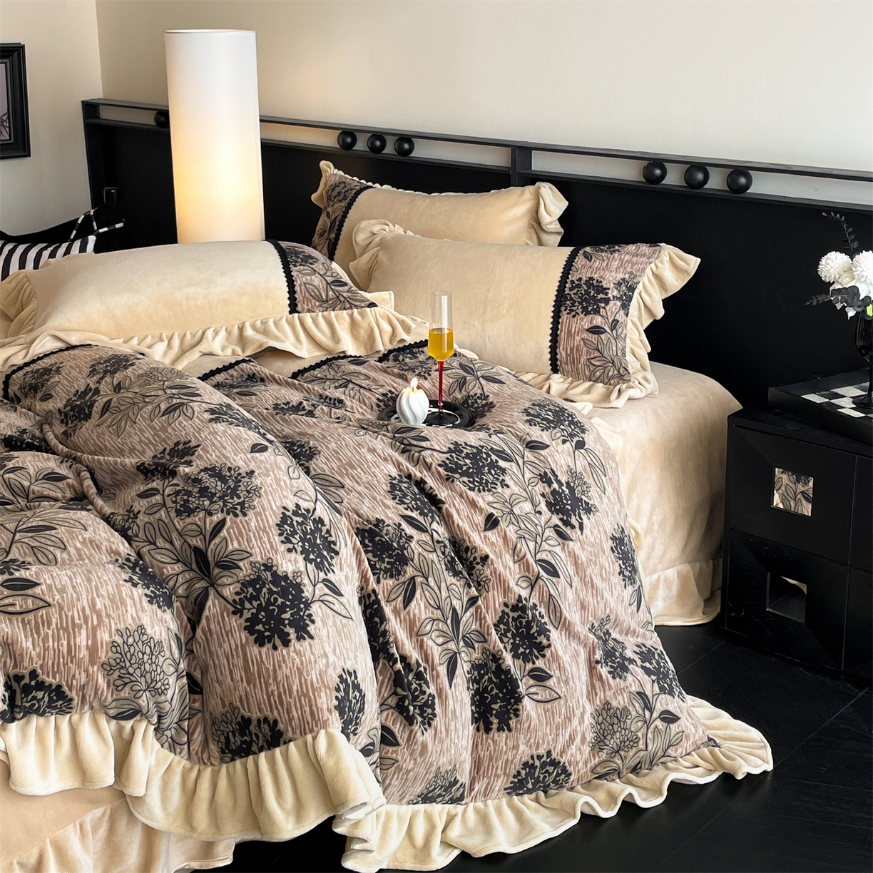 91家纺网 家纺一手货源 找家纺 慕木家纺 2025新款A类高克重高端雕花烂花AB版工艺款拼接四件套绮梦系列(直播热款) 花蔓韵