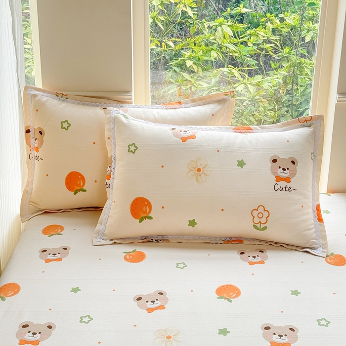 91家纺网 家纺一手货源 找家纺 梵克保罗 2025春夏原棉鱼骨棉老粗布花边印花床单软凉席三件套 萌熊