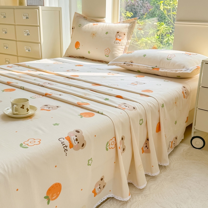 91家纺网 家纺一手货源 找家纺 梵克保罗 2025春夏原棉鱼骨棉老粗布花边印花床单软凉席三件套 萌熊