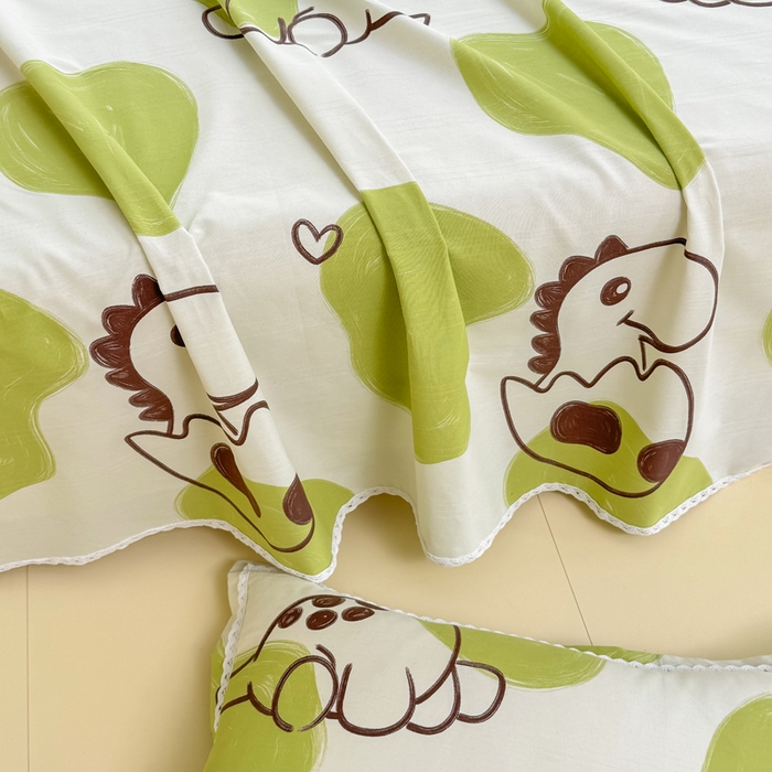 91家纺网 家纺一手货源 找家纺 梵克保罗 2025春夏原棉鱼骨棉老粗布花边印花床单软凉席三件套 绿影萌龙