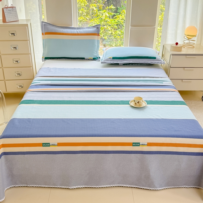 91家纺网 家纺一手货源 找家纺 梵克保罗 2025春夏原棉鱼骨棉老粗布花边印花床单软凉席三件套 简彩条纹