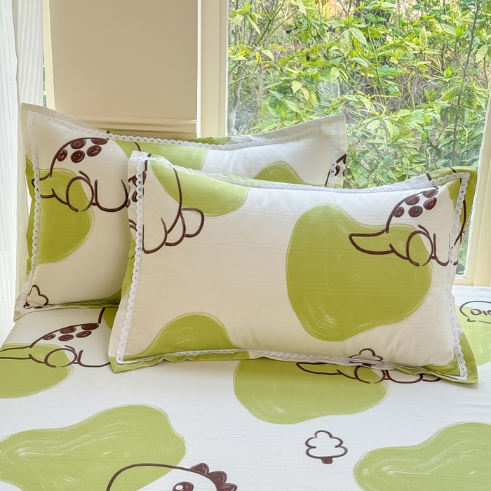 91家纺网 家纺一手货源 找家纺 梵克保罗 2025春夏原棉鱼骨棉老粗布花边印花床单软凉席三件套 绿影萌龙