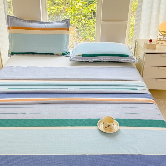 91家纺网 家纺一手货源 找家纺 梵克保罗 2025春夏原棉鱼骨棉老粗布花边印花床单软凉席三件套 简彩条纹