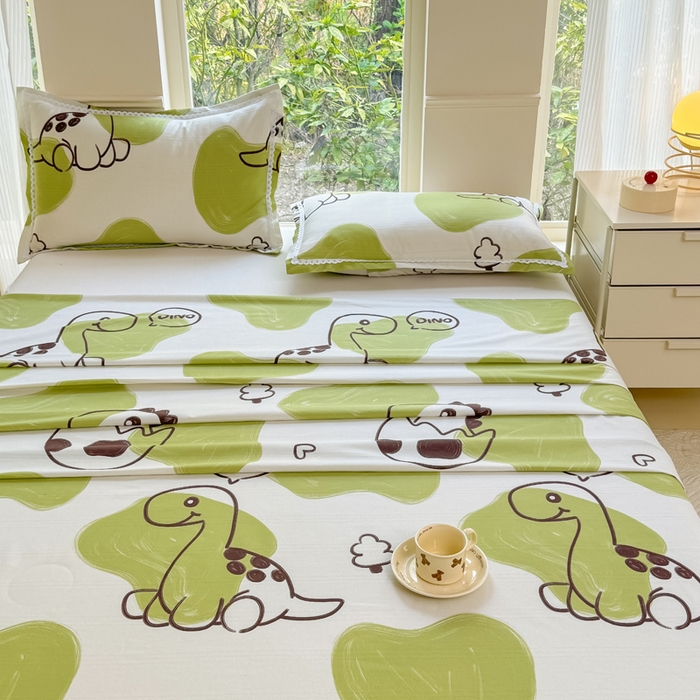 91家纺网 家纺一手货源 找家纺 梵克保罗 2025春夏原棉鱼骨棉老粗布花边印花床单软凉席三件套 绿影萌龙