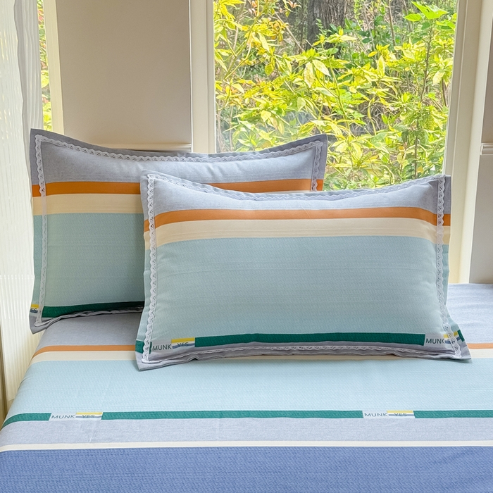 91家纺网 家纺一手货源 找家纺 梵克保罗 2025春夏原棉鱼骨棉老粗布花边印花床单软凉席三件套 简彩条纹