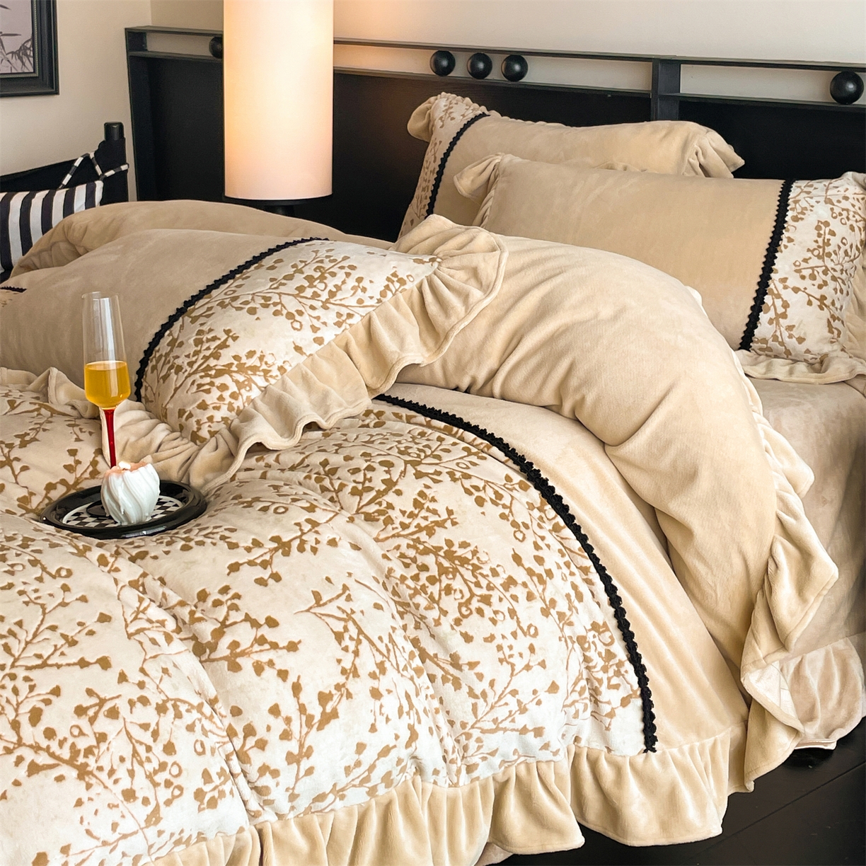 91家纺网 家纺一手货源 找家纺 慕木家纺 2025新款A类高克重高端雕花烂花AB版工艺款拼接四件套绮梦系列(直播热款) 繁花枝影-咖