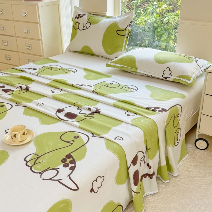 91家纺网 家纺一手货源 找家纺 梵克保罗 2025春夏原棉鱼骨棉老粗布花边印花床单软凉席三件套 绿影萌龙