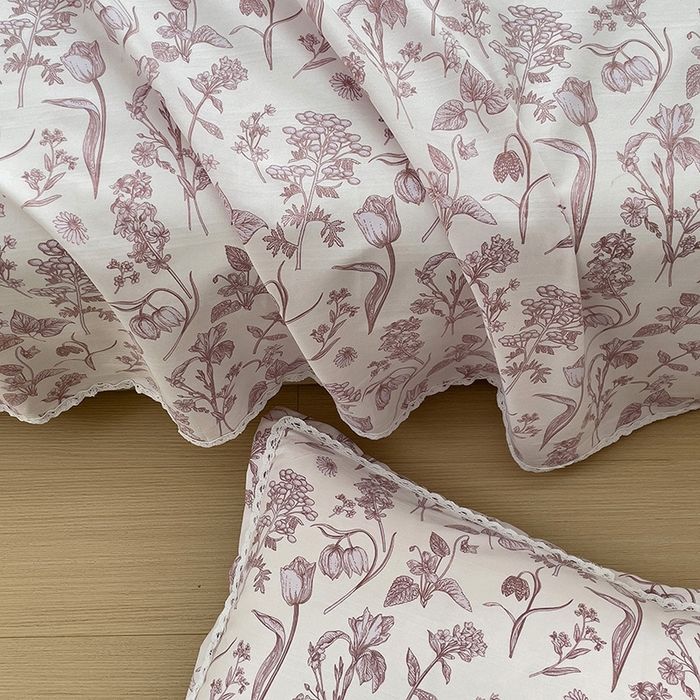 91家纺网 家纺一手货源 找家纺 梵克保罗 2025春夏原棉鱼骨棉老粗布花边印花床单软凉席三件套 花意