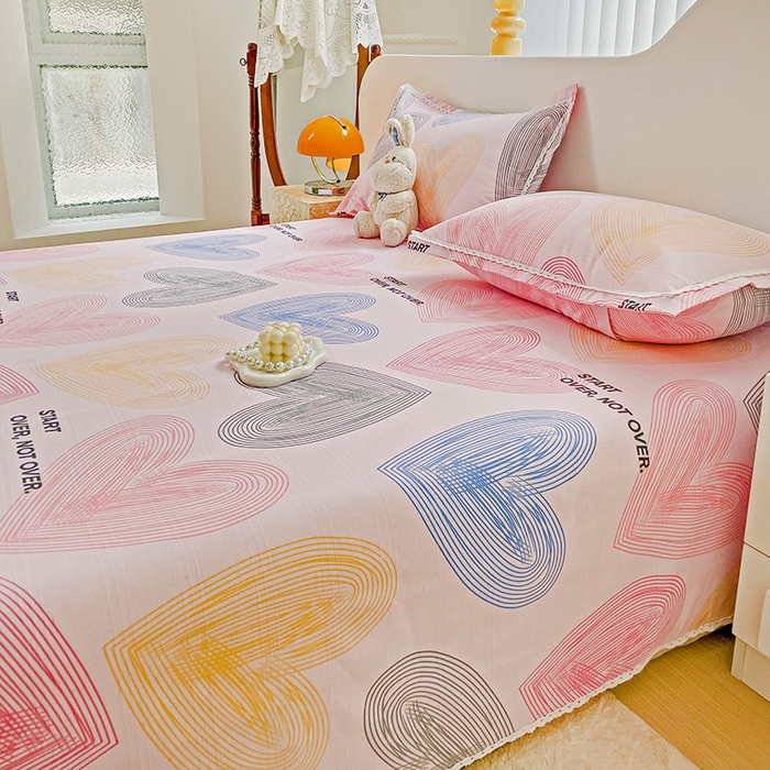 91家纺网 家纺一手货源 找家纺 梵克保罗 2025春夏原棉鱼骨棉老粗布花边印花床单软凉席三件套 心动-粉