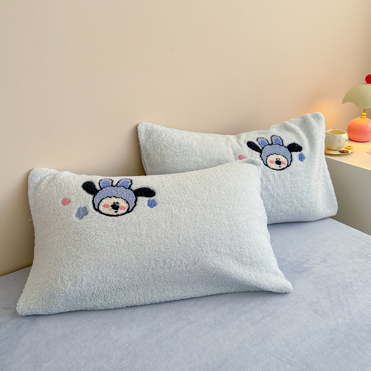 91家纺网 家纺一手货源 找家纺 懒猫家纺 2025新款羊羔绒刺绣四件套系列 兔耳先生