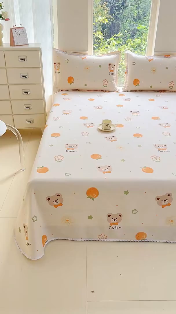 91家纺网 家纺一手货源 找家纺 梵克保罗 2025春夏原棉鱼骨棉老粗布花边印花床单软凉席三件套 萌熊