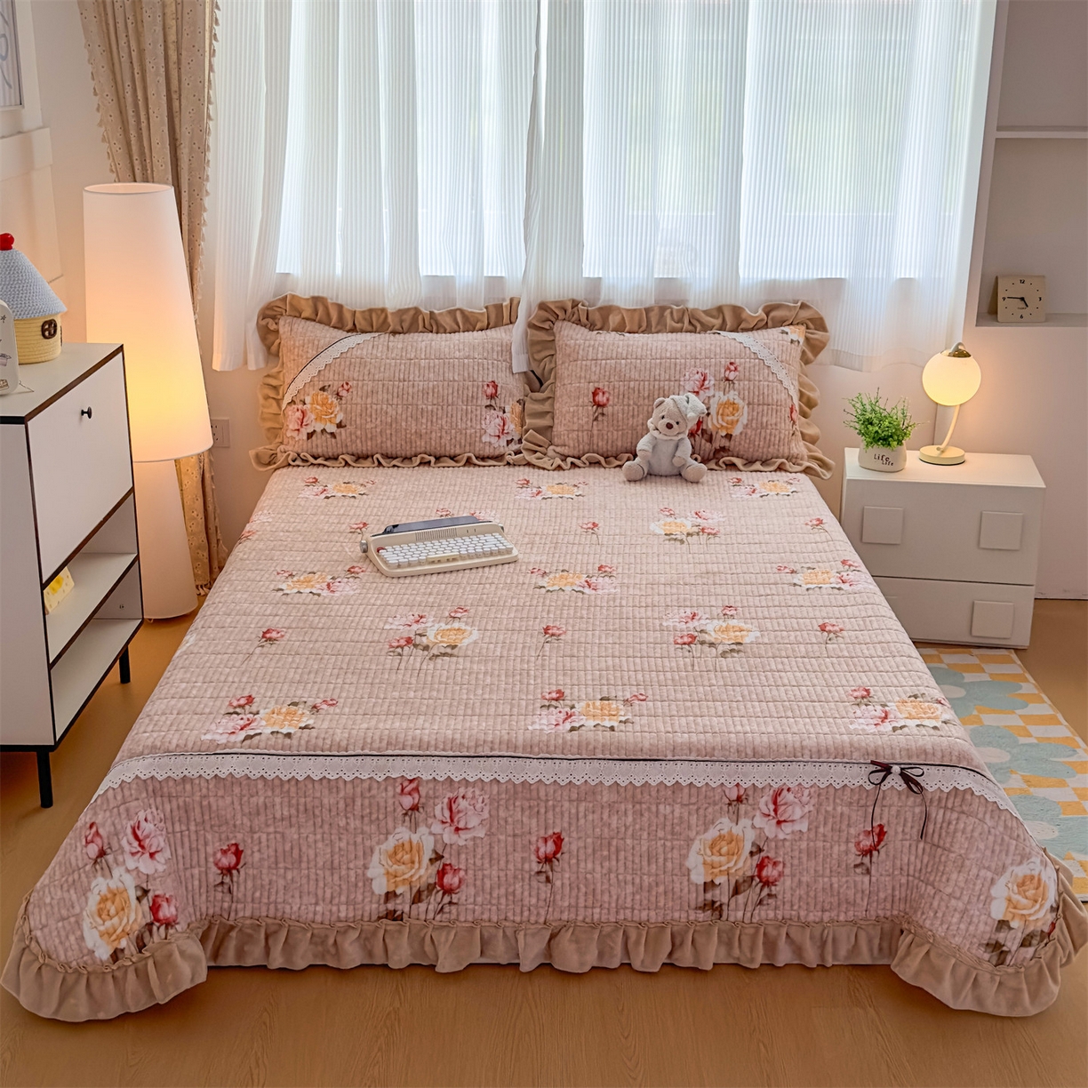 91家纺网 家纺一手货源 找家纺 （总）恒爱家纺 2025新款牛奶绒夹棉花边床盖系列三件套