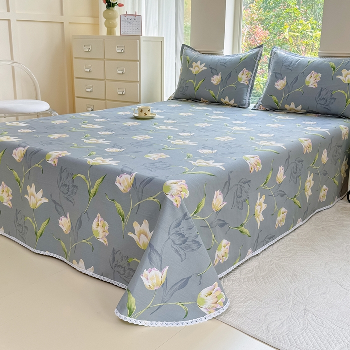 91家纺网 家纺一手货源 找家纺 梵克保罗 2025春夏原棉鱼骨棉老粗布花边印花床单软凉席三件套 花韵雅姿