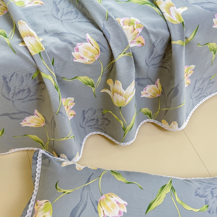 91家纺网 家纺一手货源 找家纺 梵克保罗 2025春夏原棉鱼骨棉老粗布花边印花床单软凉席三件套 花韵雅姿